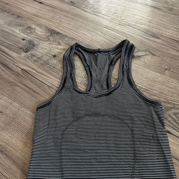 Lululemon Swiftly Tech Racerback size 2 - Picture 3 of 5